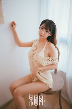 美女扒开胸罩给男生看视频